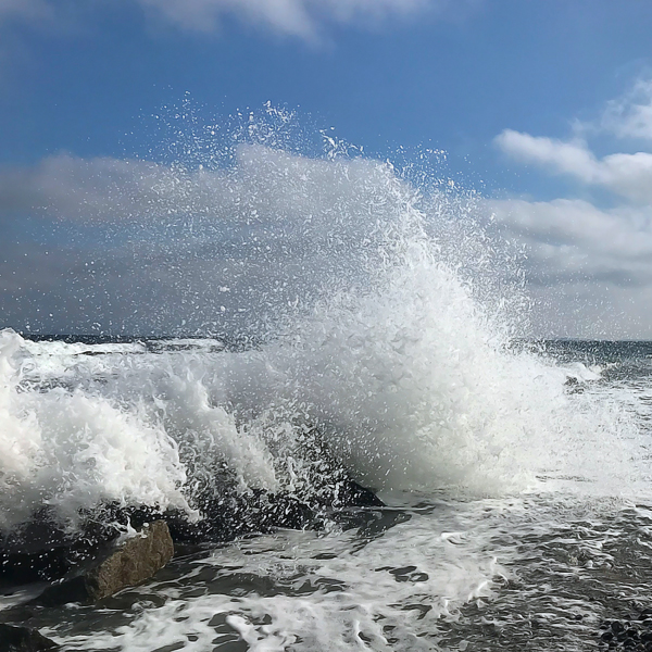 Brandung und Gischt an der Ostsee